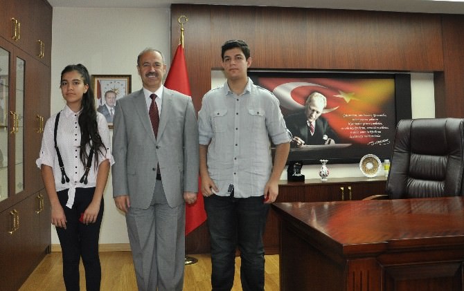 Muş Valisi, TEOG Sınavında Türkiye Birincisi Olan Öğrencileri Tebrik Etti