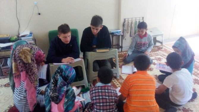 Çocuklara Gönüllü Olarak Kur’an-ı Kerim Öğretiyorlar
