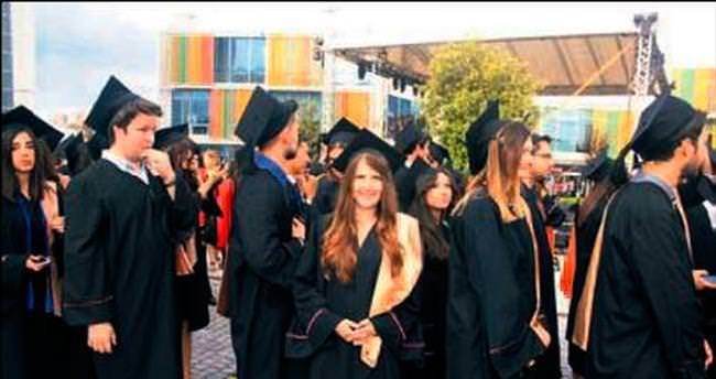 Özyeğin’de mezuniyet coşkusu