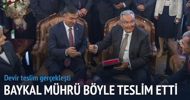 Deniz Baykal, görevi İsmet Yılmaz’a devretti