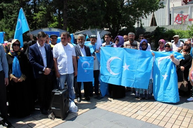 AGD Kayseri Şubesi Çin’i Protesto Ederek Doğu Türkistan İçin Dua Etti