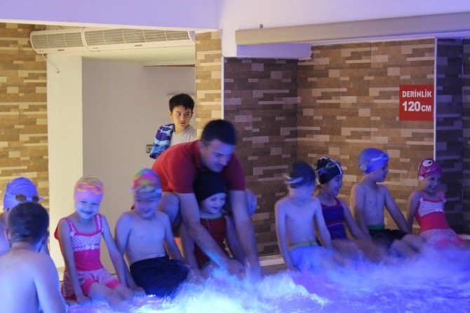 Serdivan Yaz Okulları’nda Yüzme Zamanı