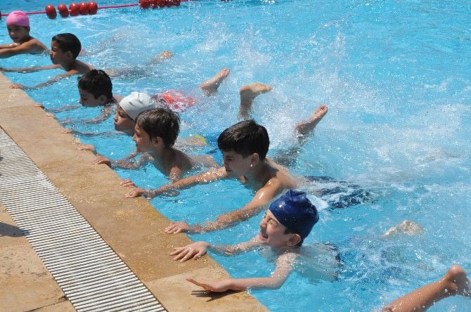 Nazilli Belediyesi Yüzme Kursları Devam Ediyor