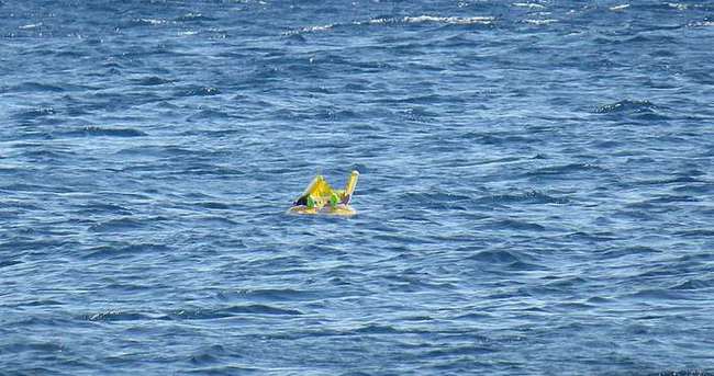 Deniz simidiyle bir kilometre açığa sürüklenen bebek kurtarıldı