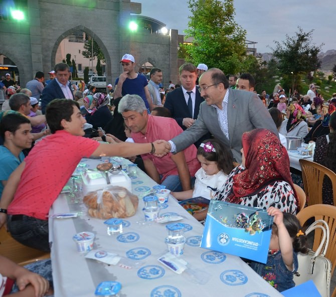 Trabzon’da Oruçlar Yetimlerle Açıldı