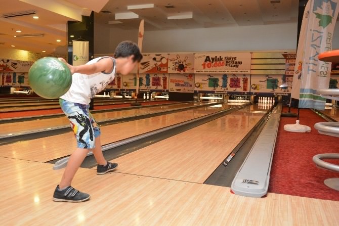 İzmit Belediyesi Yetim Çocuklar İçin Bowling Turnuvası Düzenledi