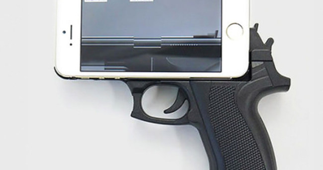 Silah şeklindeki iPhone kılıfı polisin başına iş açtı