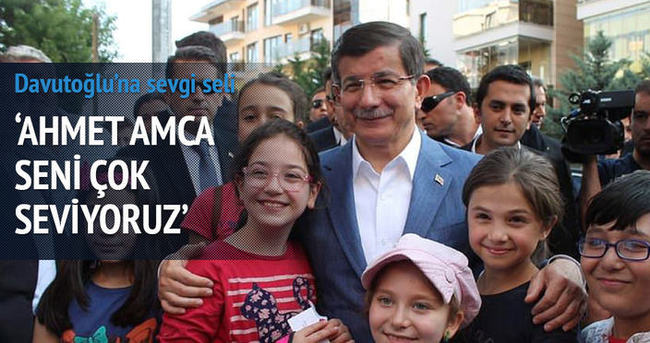 Başbakan Davutoğlu’na çocuklardan sevgi seli