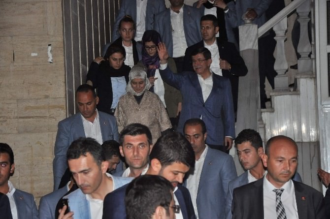 Başbakan Davutoğlu Konya’da Halkın Arasına Karıştı