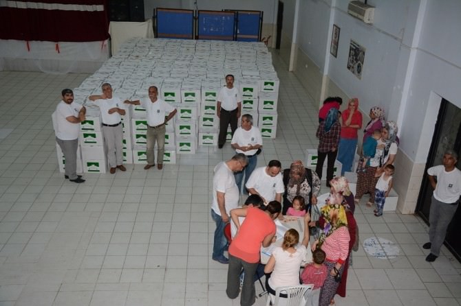 Osmaniye Belediyesi İhtiyaç Sahibi Vatandaşlara Gıda Yardım Paketi Dağıtıyor