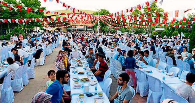 Bakan Erkoç yetimlerle iftar sofrasında buluştu