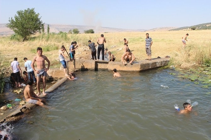 Sıcaktan Bunalan Vatandaşlar Su Kaynaklarına Koştu