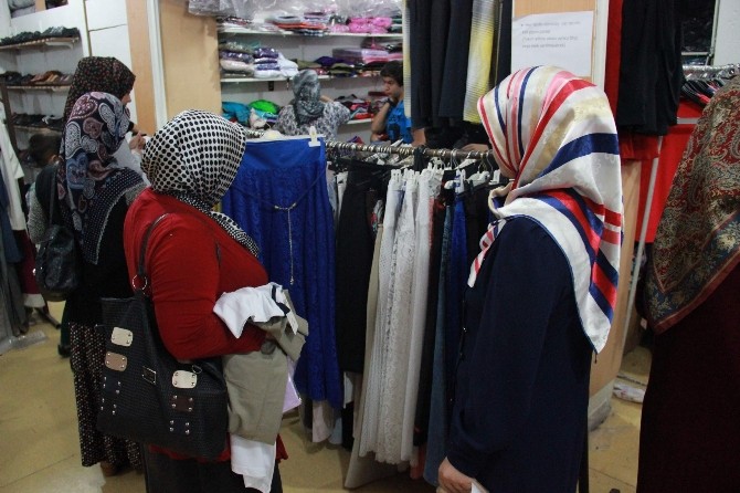 Özel Haber Bayram Öncesi Suriyeli Ve Filistinlilere Giyim Yardımı