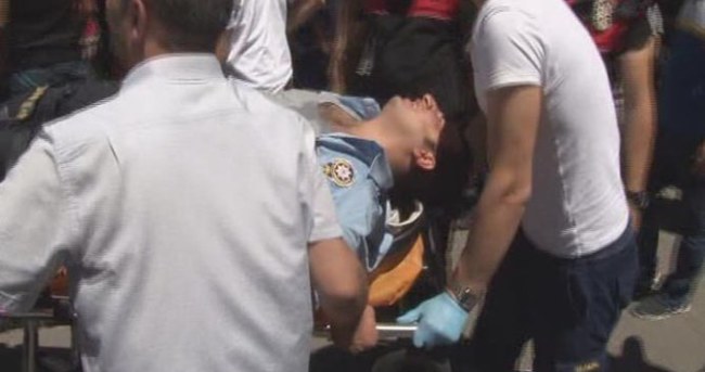 Kavgayı ayırmaya çalışan polis bıçakla yaralandı