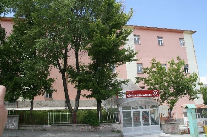 Yozgat’ta Çürük Raporu Verilen Güreş Eğitim Merkezi Yıkılacak