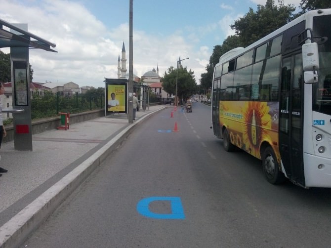 Edirne Belediyesi, Araçlarını Otobüs Duraklarına Park Eden Sürücüleri Uyarıyor