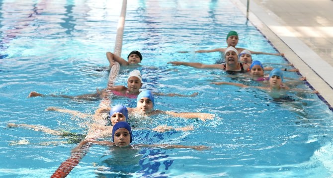 Muratpaşa’da Bin 800 Çocuğa Yüzme Dersi Veriliyor