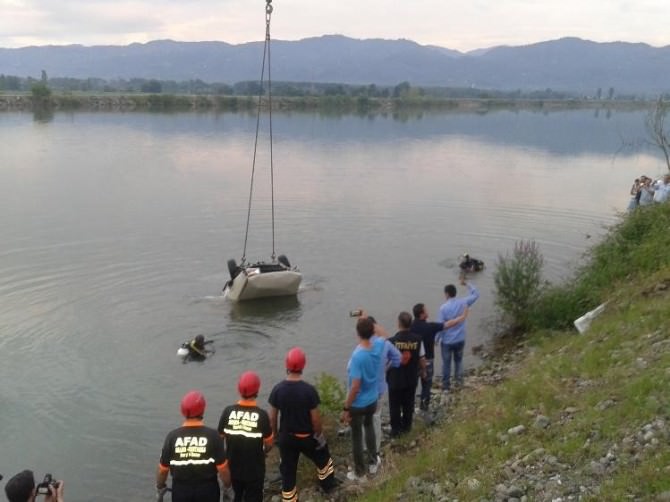 Kızına Şoförlük Öğretirken Baraj Gölüne Uçtular: 2 Ölü