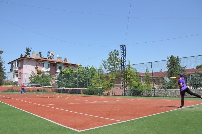 Yaz Spor Okullarında Gençlerin Gözdesi Tenis
