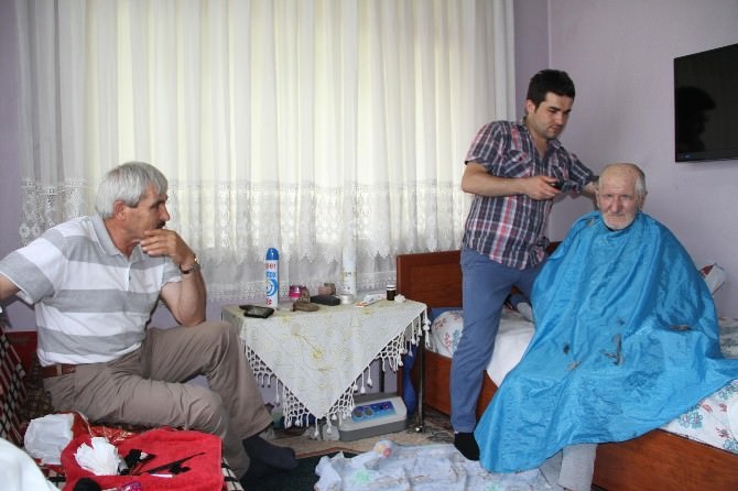 Akyazı Belediyesi’nden Bayram Öncesi Yaşlılara Berber Hizmeti