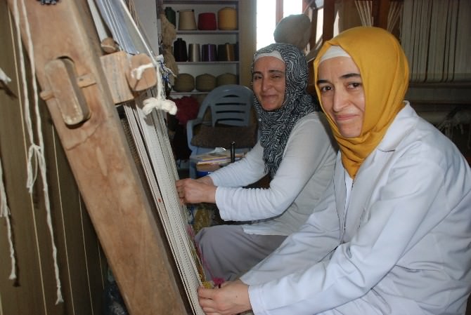 Kilim Dokuma Sanatını İki Kız Kardeş Yaşatmaya Çalışıyor