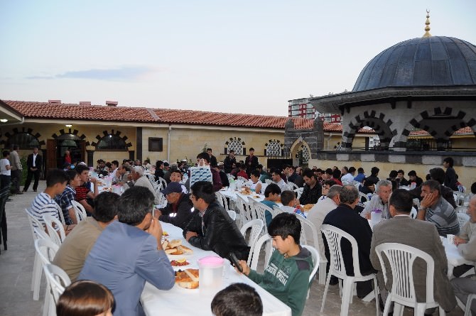 Yozgat Bilal Şahin Külliyesinde Hafızlara Ve Vatandaşlara İftar Yemeği Verildi