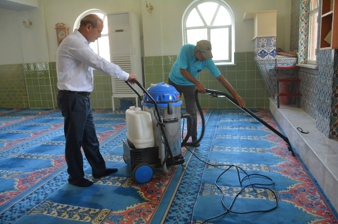Yunusemre Belediyesi’nden Camilerde Temizlik Çalışması