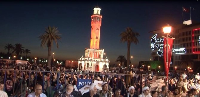 İzmir’de Binler Kadir Gecesi’nde Aynı Safta Namaza Durdu