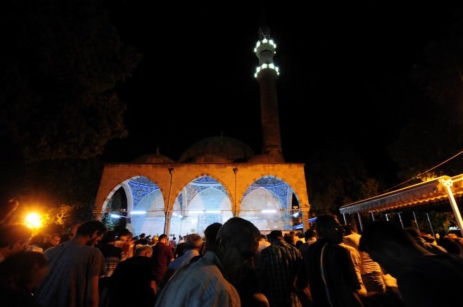 Antalya’da Camilerde Kadir Gecesi İzdihamı