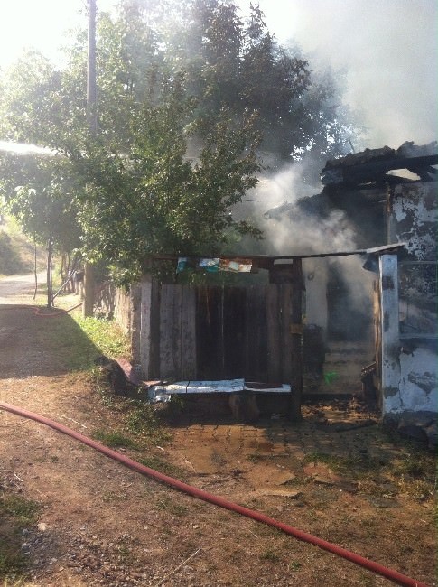 Tosya’da Yangında 2 Katlı Ev Tamamen Yandı