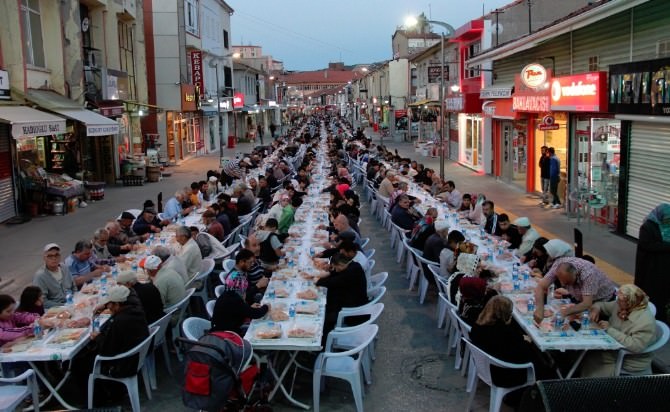 Yozgat Bozok Bereket Kervanı 2500 Kişiye İftar Yemeği Verdi