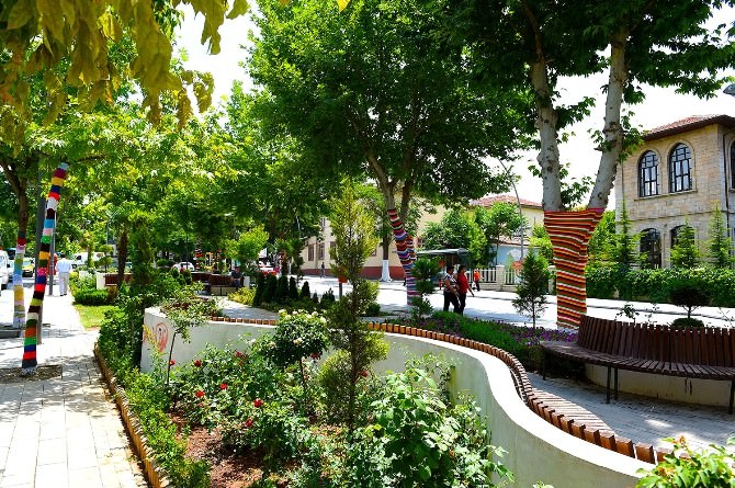 Malatya Büyükşehir Belediyesi’nden “Ağaç Giydirme Sanatı” Projesi