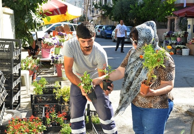 Çiğli Belediyesi Arefe Gününde Çiçek Dağıttı