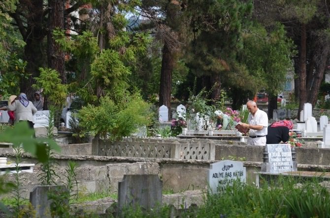 Arife Günü Vatandaşlar Mezarlıklara Akın Etti