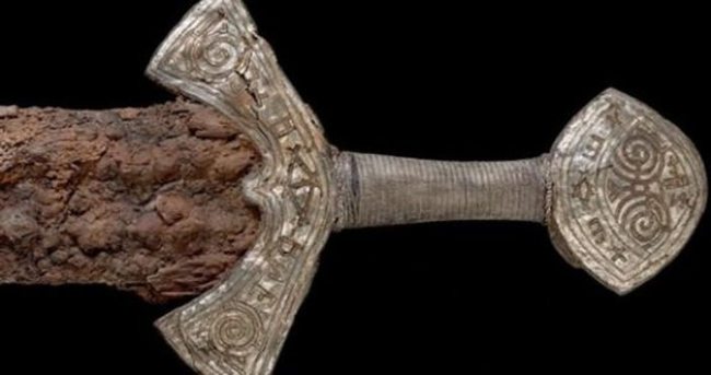1000 yıllık Viking kılıcı bulundu
