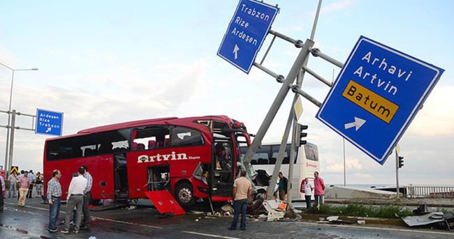 Rize’de otobüs ile otomobil çarpıştı: 1 ölü, 36 yaralı