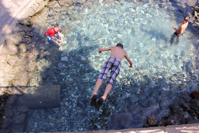 Sıcaktan Bulanan Çocuklar Bayramda Süs Havuzuna Girdi