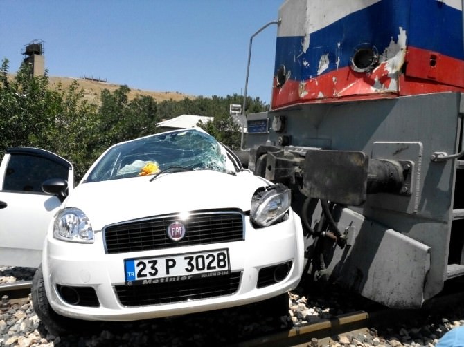 Tren, Otomobile Çarptı: 4 Yaralı