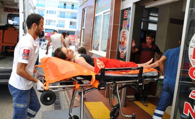 Antalya’da Denize Giren Genç Kız Boğulma Tehlikesi Geçirdi