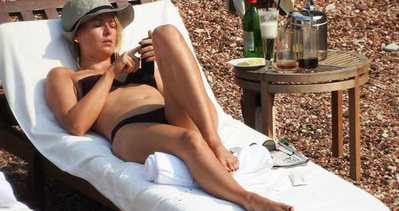 Maria Sharapova tatilde bol bol güneşlendi