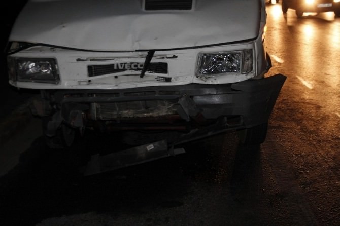 Akhisar Şehir Garajı Önünde Kaza: 5 Yaralı