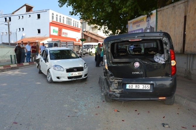 Niksar’da Trafik Kazası: 2 Yaralı