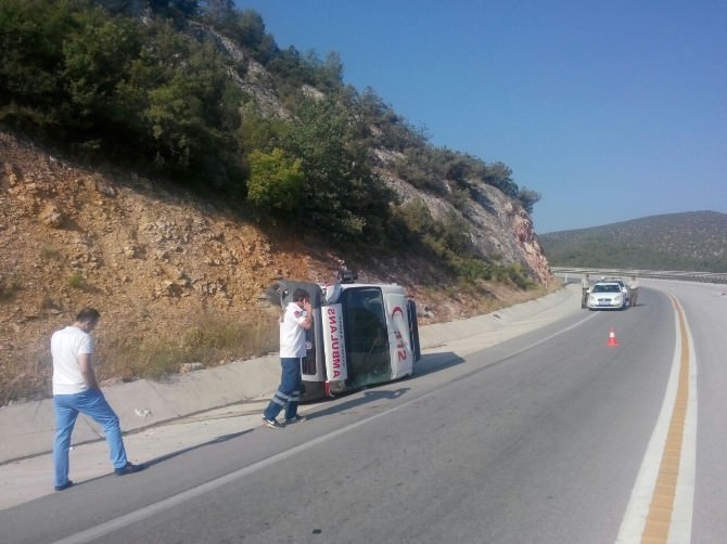 Osmaneli 112 Acil Servis Ambulansı Dönüş Yolunda Kaza Yaptı