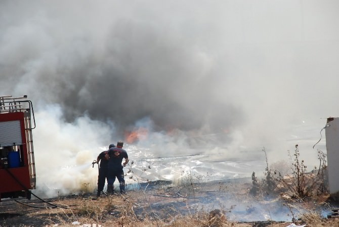 Didim’de Sanayi Sitesinde Çıkan Yangın Korkuttu