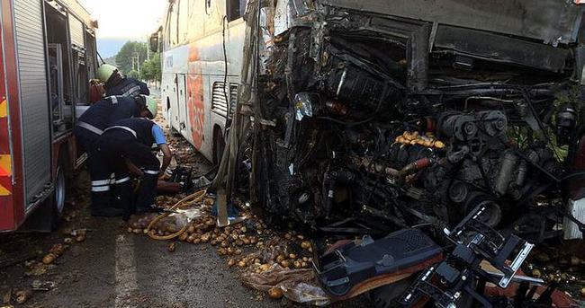 Yolcu otobüsü ile kamyon çarpıştı: 15 yaralı