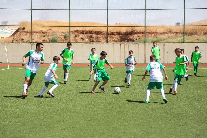 Şehitkamil’de Yaz Spor Okulları Farkı Yeşil Sahada Devam Ediyor