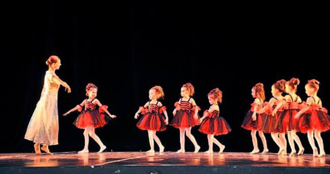 Minik balerinlerden büyüleyen gösteri