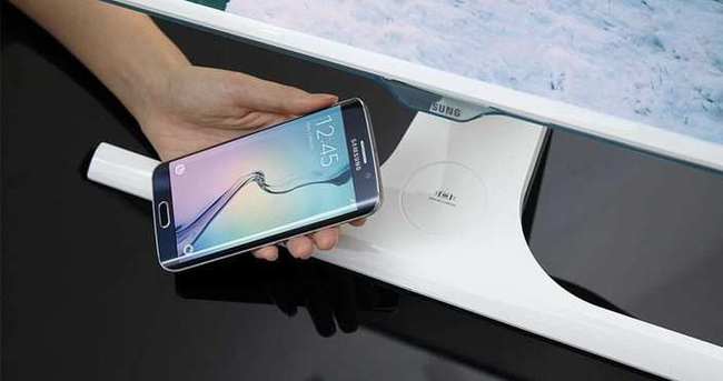 Samsung monitörler telefonları kablosuz şarj ediyor