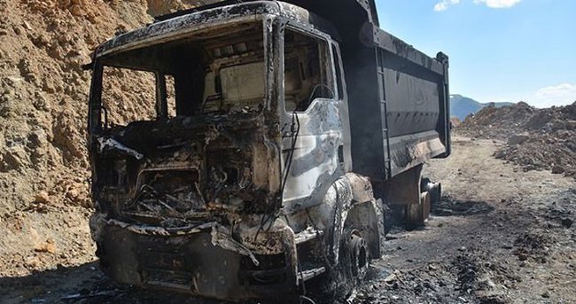 Bitlis’te 3 araç ve 3 konteyner yakıldı