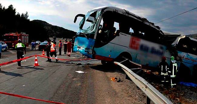 Tur otobüsü devrildi: 4 ölü